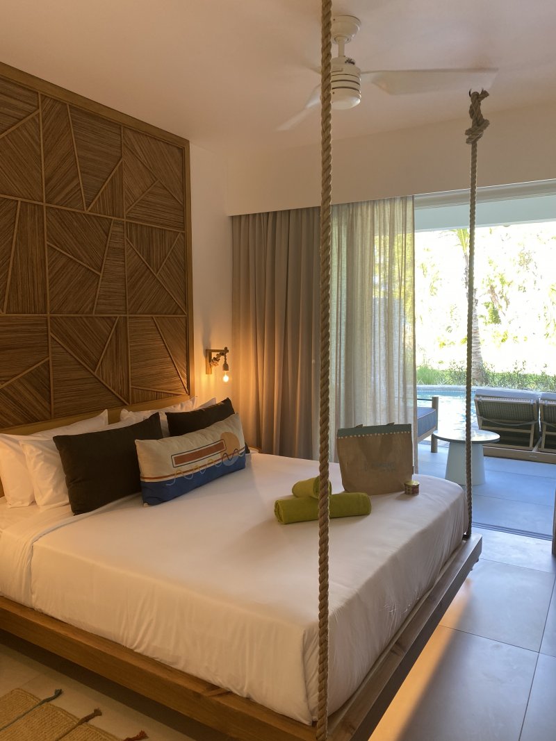 Sunrise Attitude - swim-up room